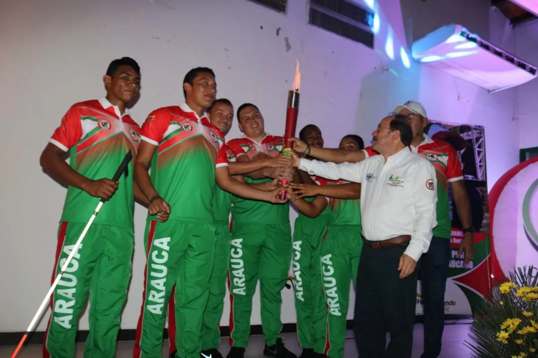 Deportistas araucanos que participarán en juegos nacionales recibieron el fuego deportivo, para las justas que se realizarán en el departamento de Bolívar.